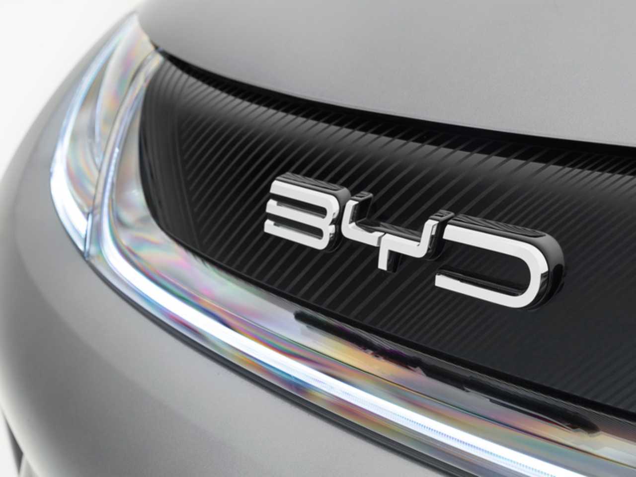 Logo da BYD no hatch eltrico Dolphin, que foi o modelo do segmento mais vendido em 2023